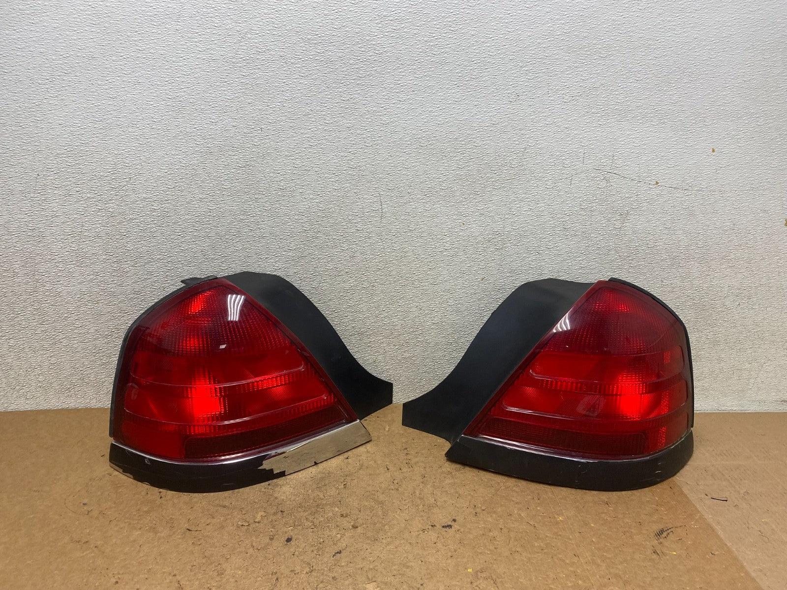 1998-2003 Ford Crown Victoria Left+Right Side Tail Lights T0989 DW0