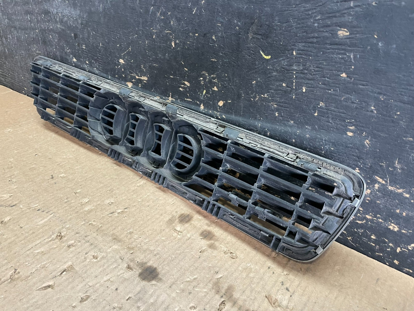 2000 to 2002 Audi A4 Upper Front Grill Grille OEM y9845 DG5
