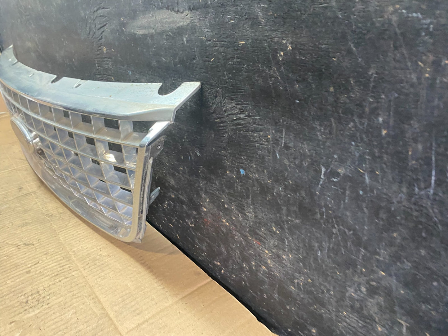 2004 to 2007 Ford Freestar Front Grill Grille 3F23-17K945 OEM  r7891 DG1