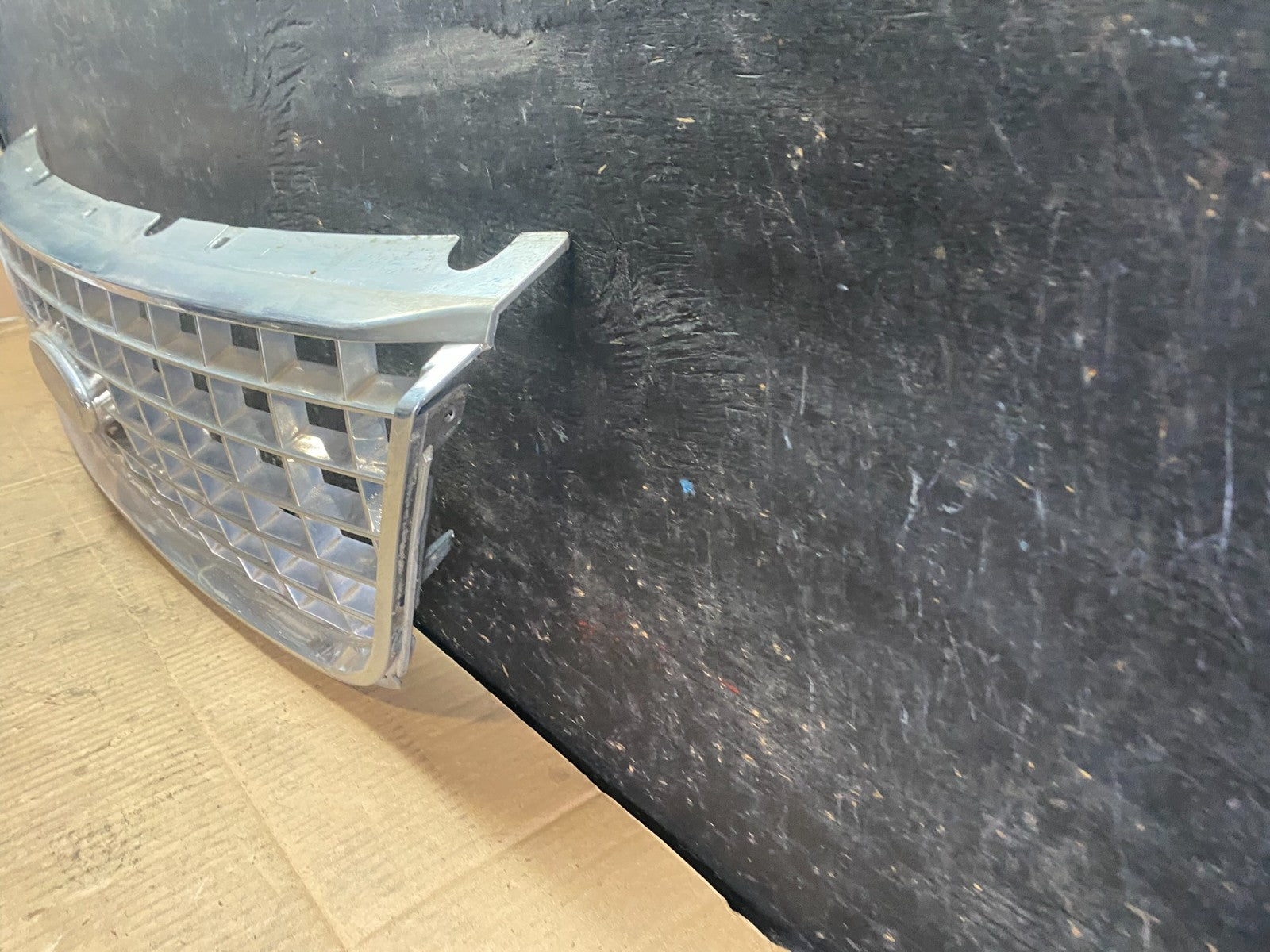 2004 to 2007 Ford Freestar Front Grill Grille 3F23-17K945 OEM  r7891 DG1
