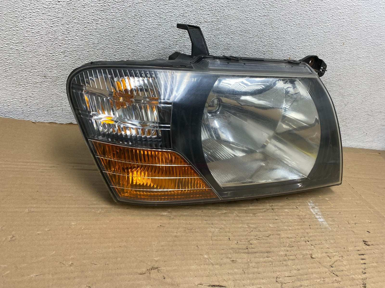2000 to 2004 Mitsubishi Montero Pajero Right Passenger RH Headlight AG9054 DW1