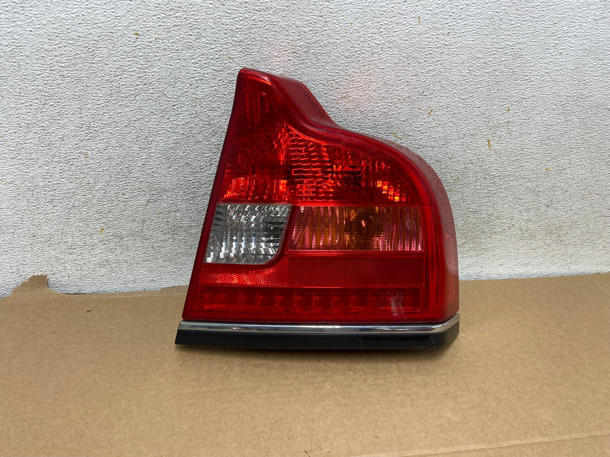 2004 - 2006 Volvo S80 Right Passenger RH Side Tail Light AH7724 LK0