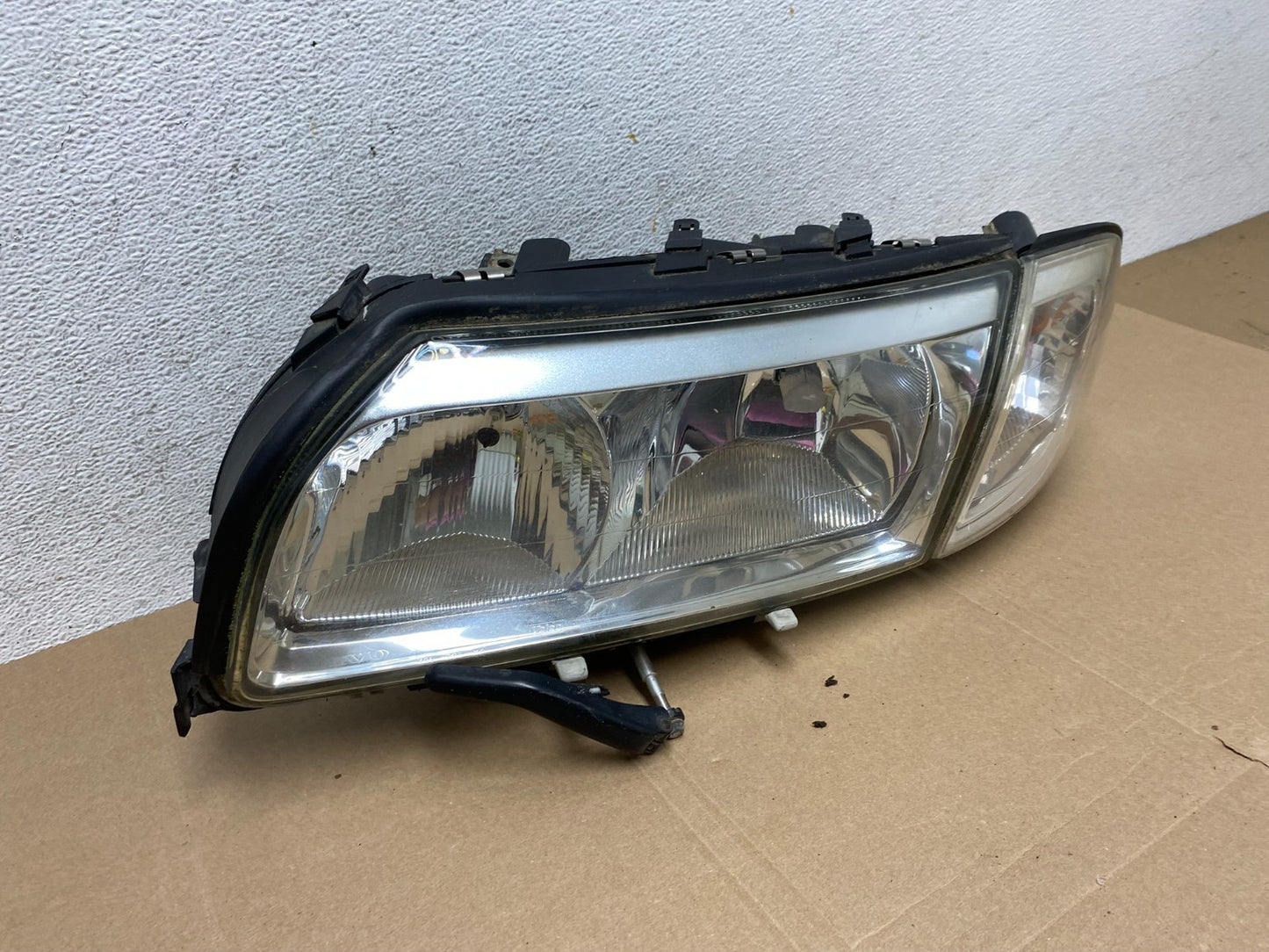 2004 2005 2006 Volvo S80 Left Driver LH Side Halogen Headlight AE4830 DW2