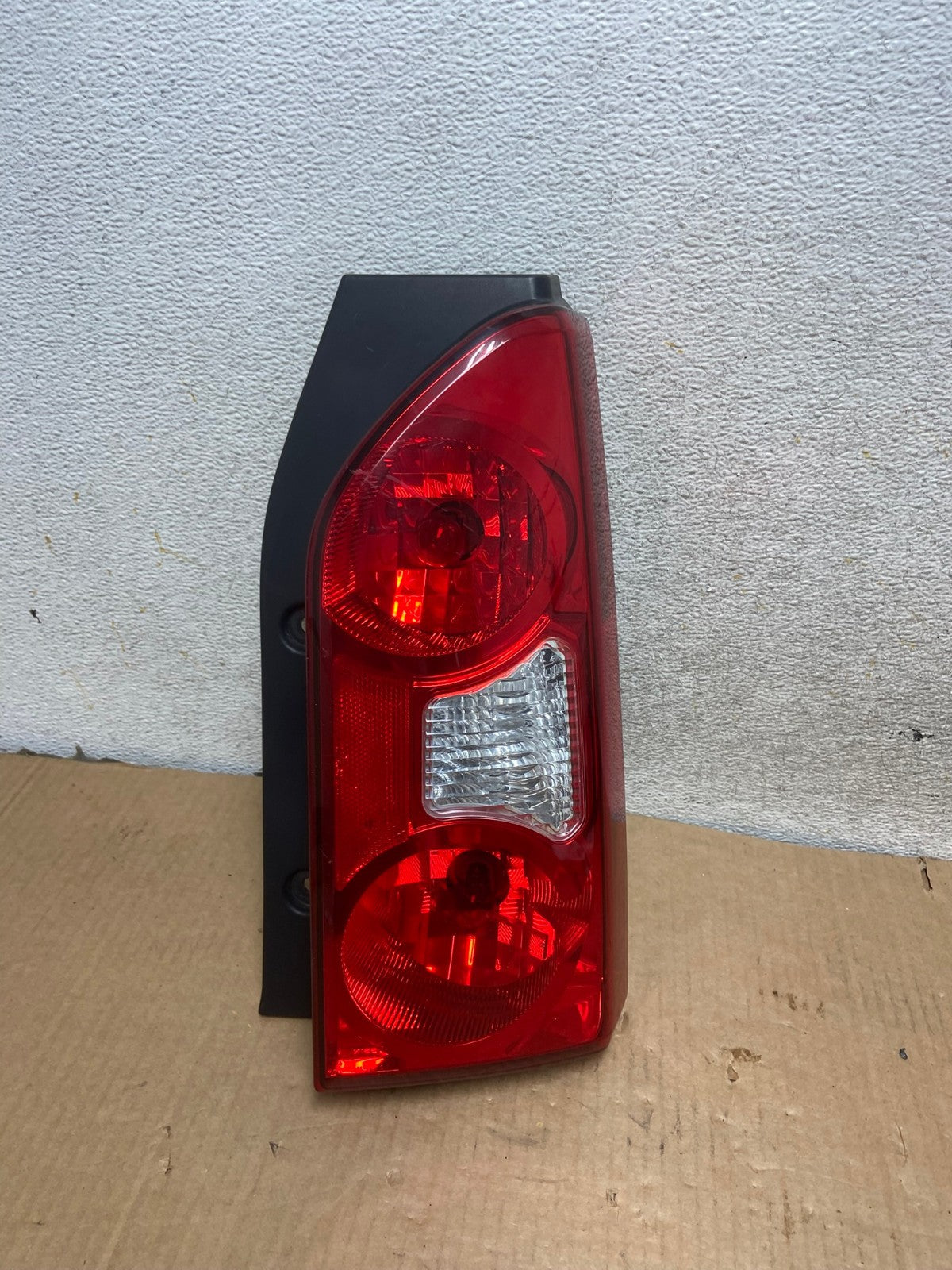 2005 to 2015 Nissan Xterra Right Passenger Rh Side Tail light AI6945 LK0