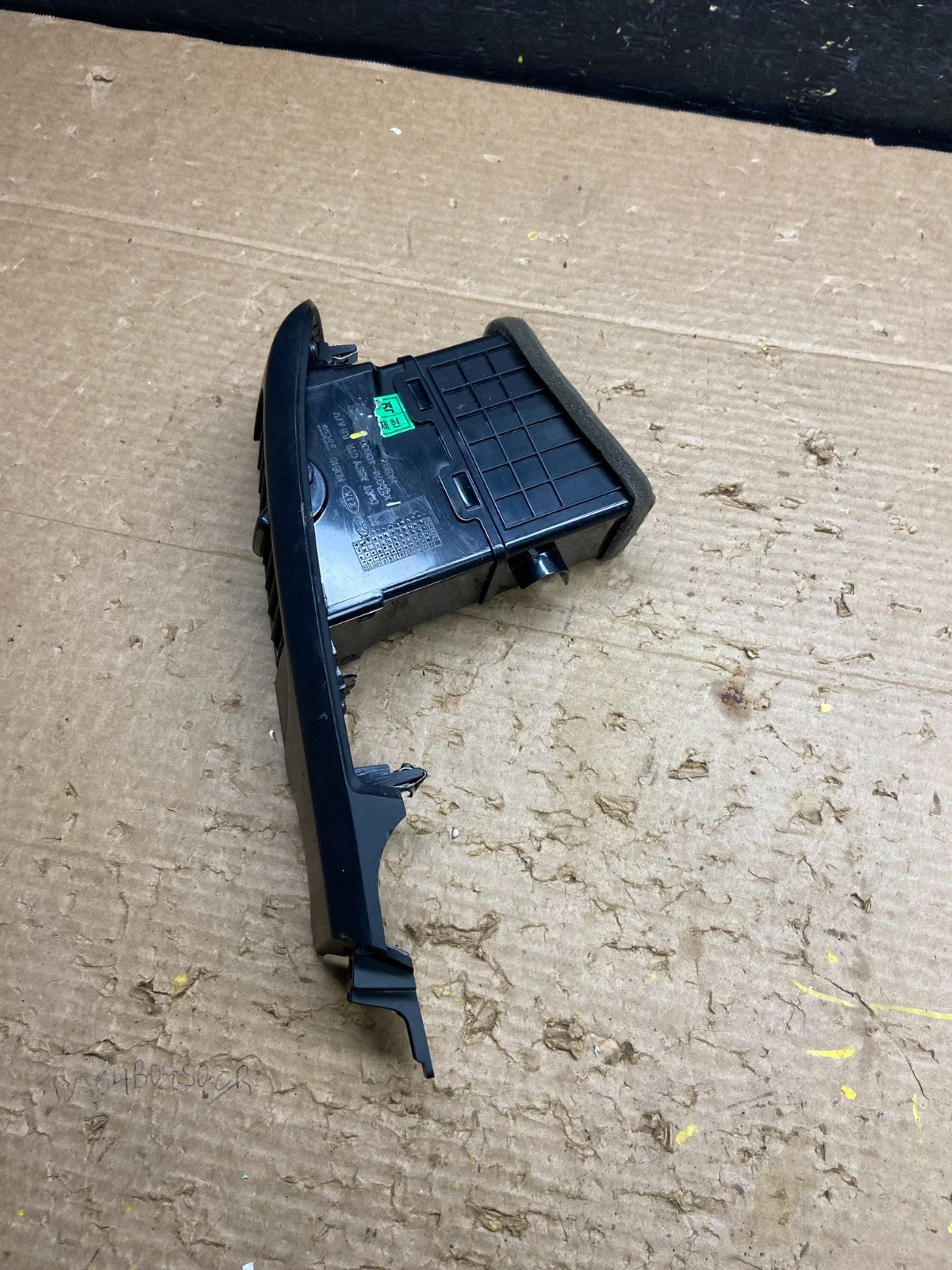 2006 - 2012 Kia Sedona Entourage Right Passenger RH Center Air Vent w2042 DG2