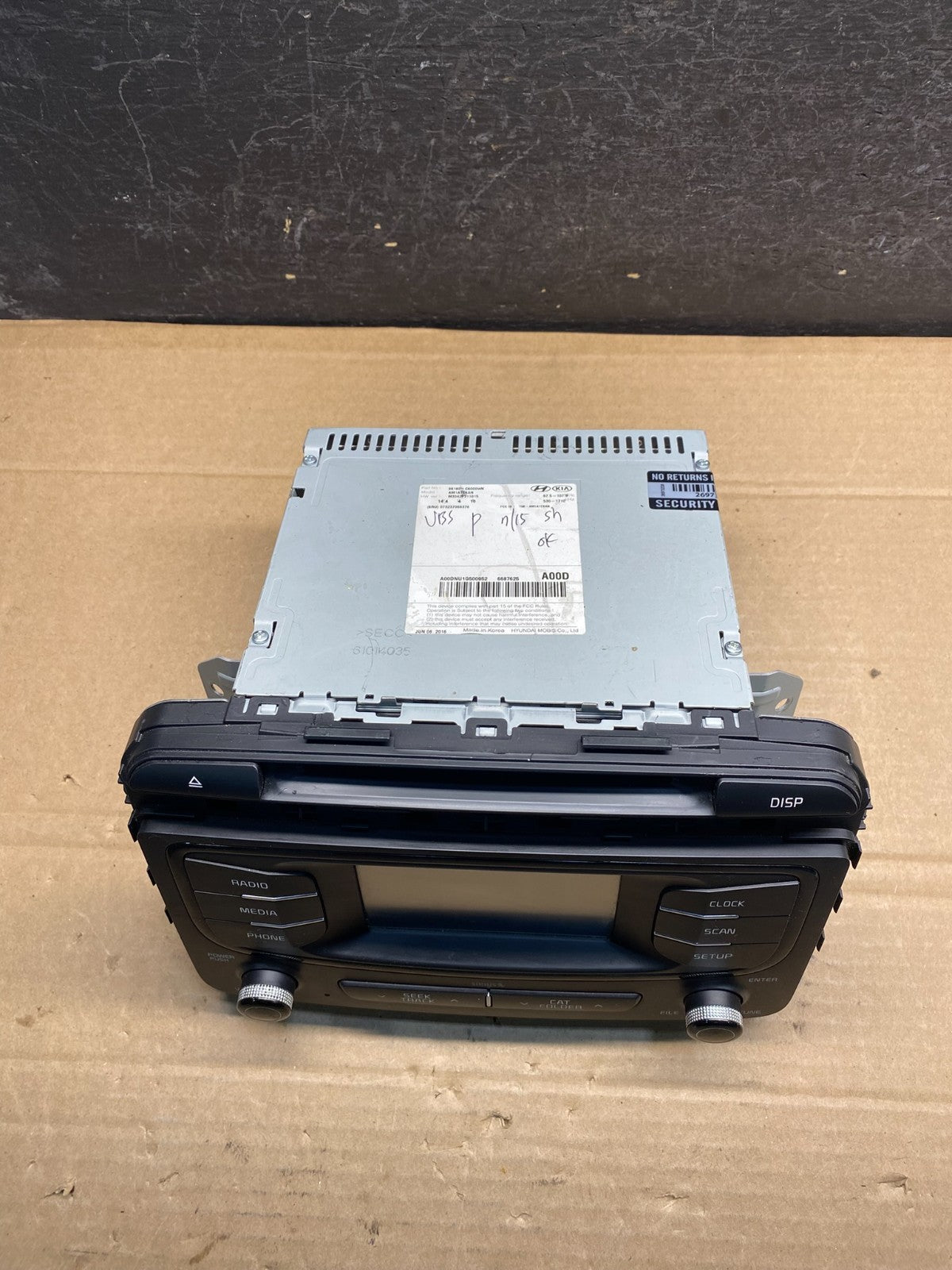 2016 to 2018 Kia Sorento AM/FM CD Radio Screen Display ae8173 DG3