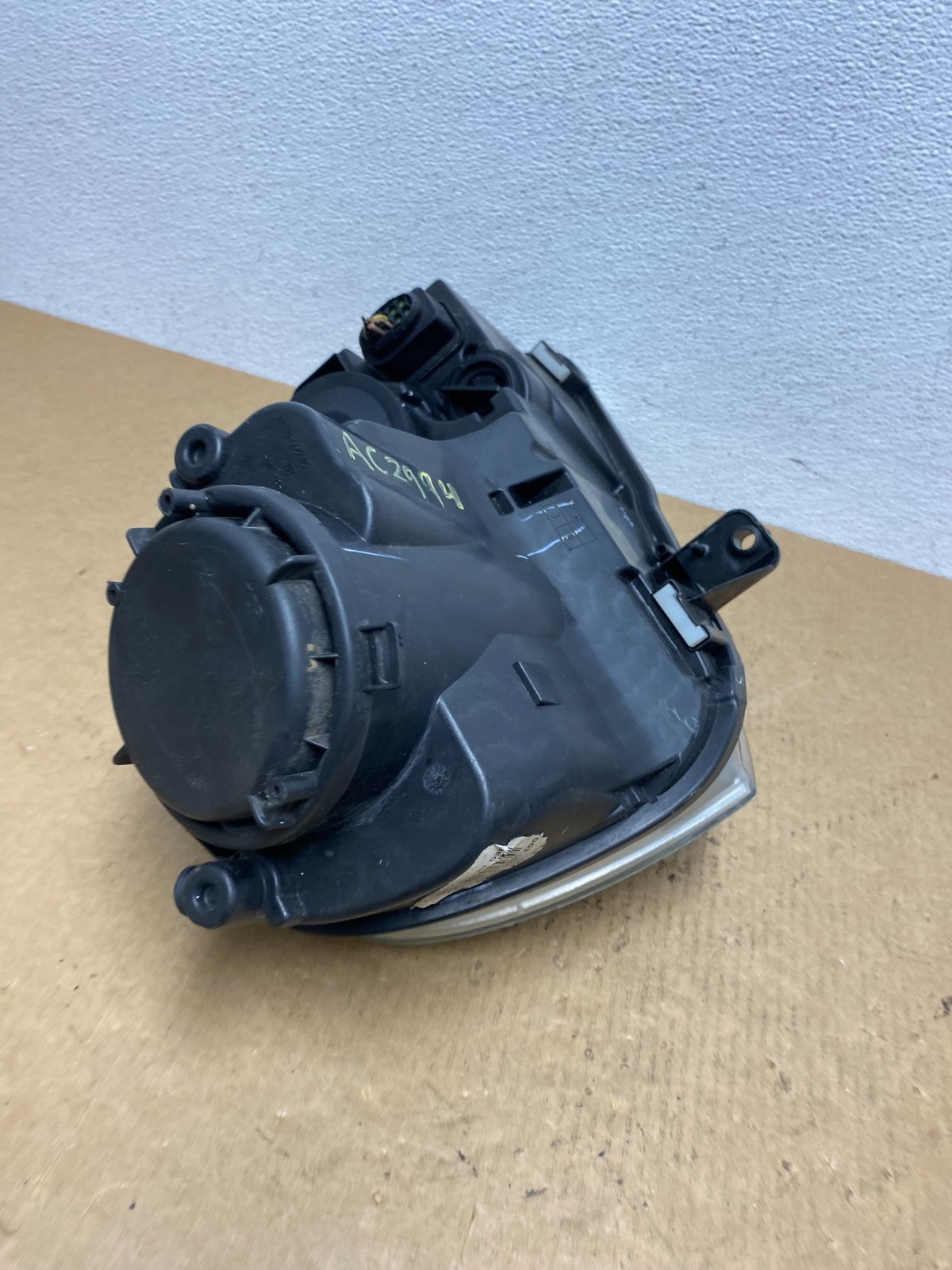 2005 to 2010 Volkswagen Jetta Left Driver LH Side Headlight Halogen AC2994 DW9