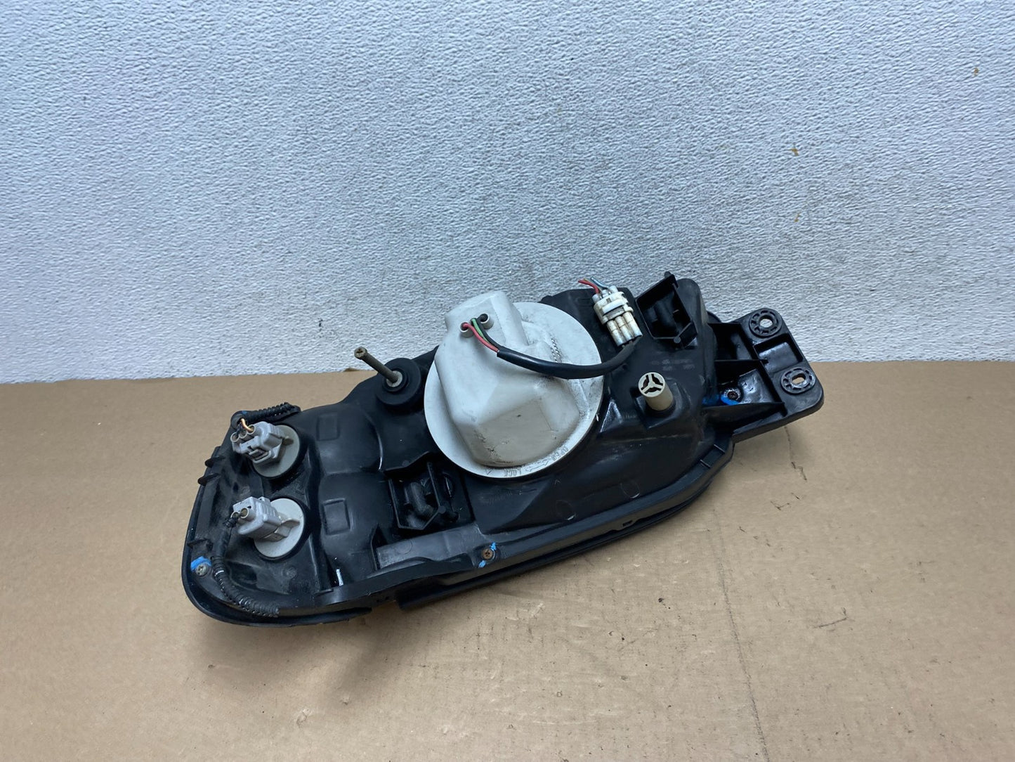 2001 to 2004 Subaru Legacy Outback Right Passenger Rh Headlight AG4610 DW6