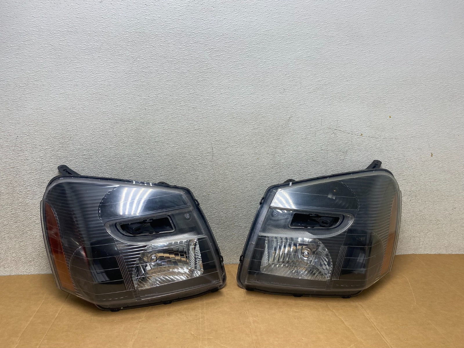2005 to 2009 Chevrolet Equinox Left+Right Set Halogen Headlights T1148 DW0