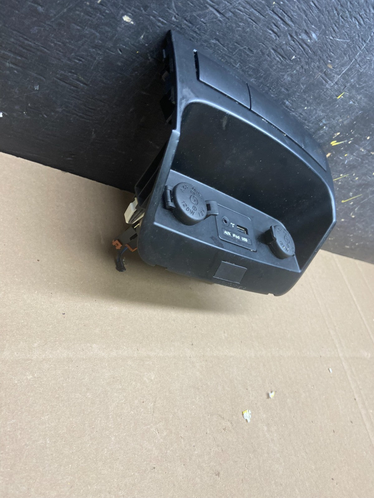 2011-2013 Kia Sorento Center Seat Heater Switches Aux USB Power Outlet T9090 DG1