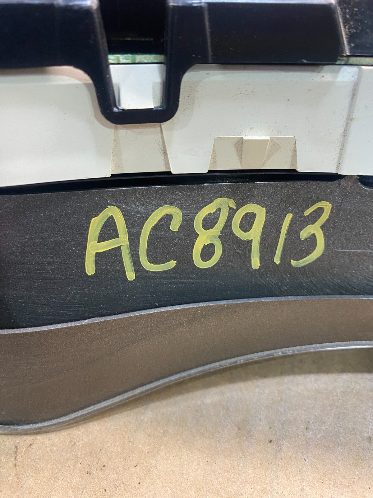 2003 to 2006 GMC Yukon Denali Cluster Gauge Speedometer AC8913 DG7
