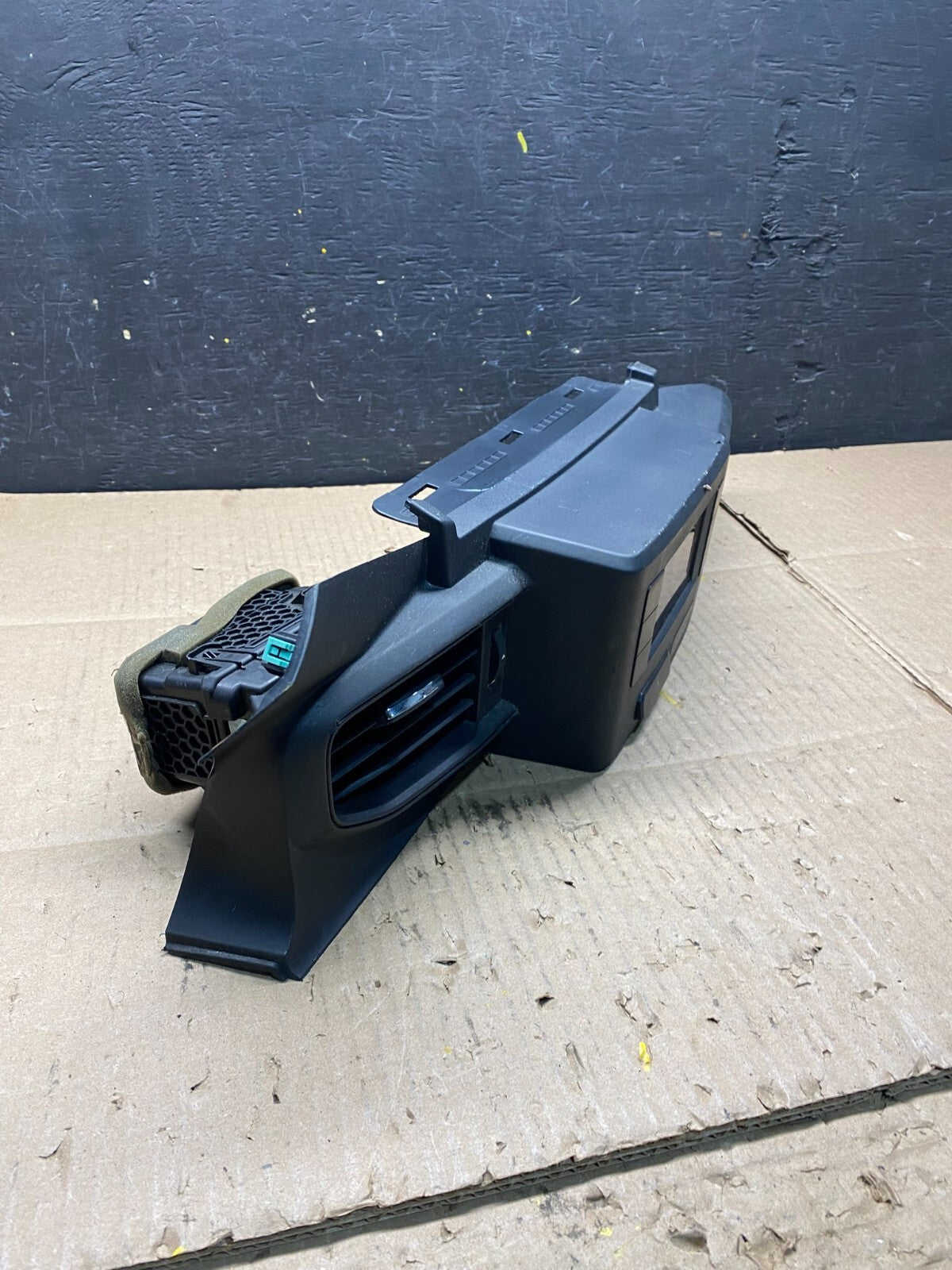 2020 to 2023 Ford Explorer Console Radio Display Screen Air Vents L6800 PS1