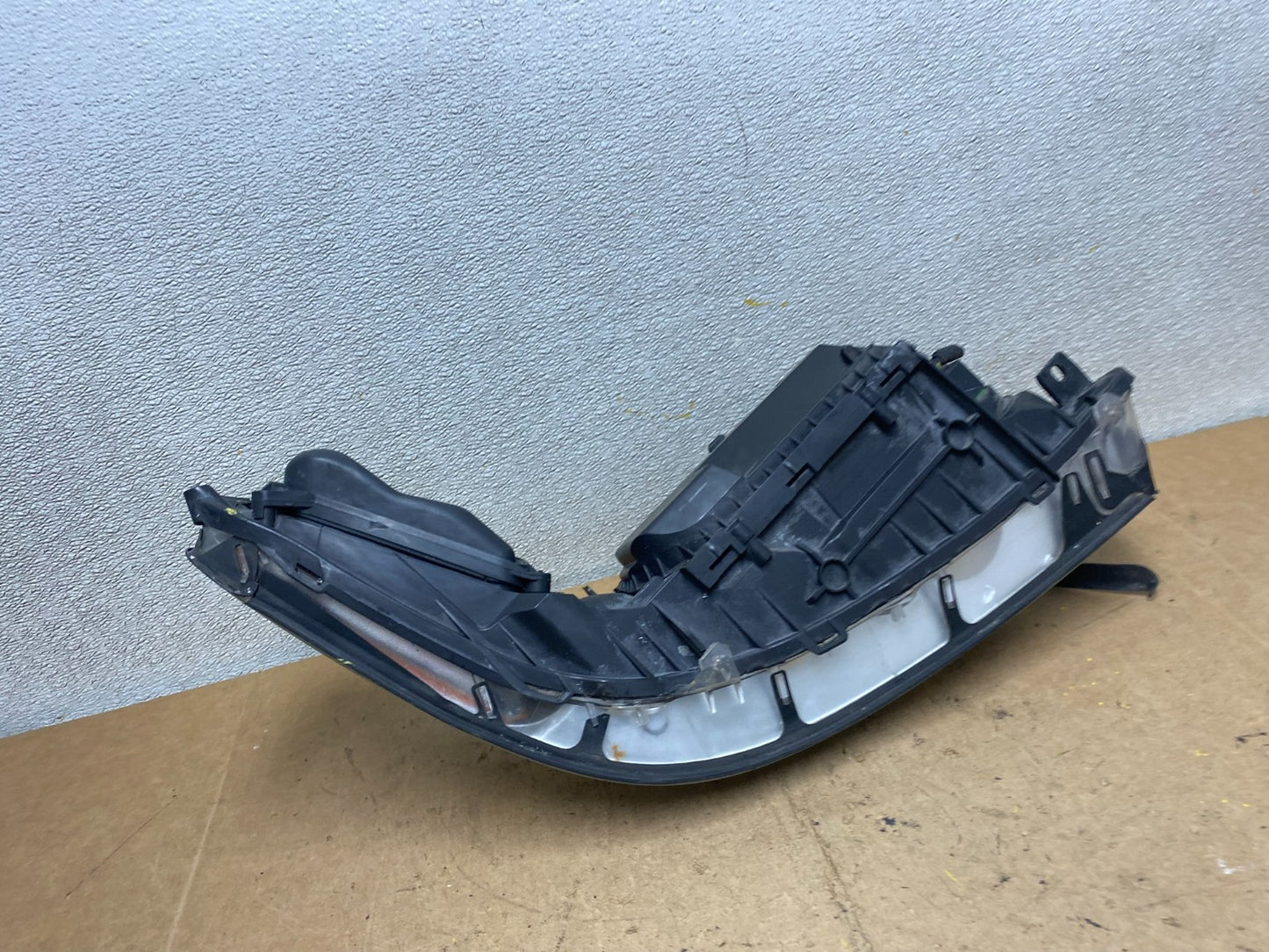 2005 to 2011 Lincoln Town Car Left Driver LH Side Headlight X7203 DW10