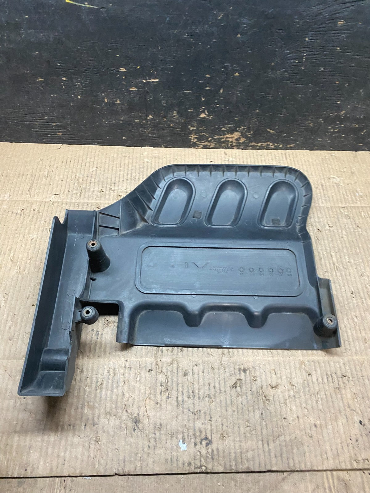 2001 to 2004 Mazda Tribute DOHC 24 VALVE Engine Shield Top Cover T9557 DG5