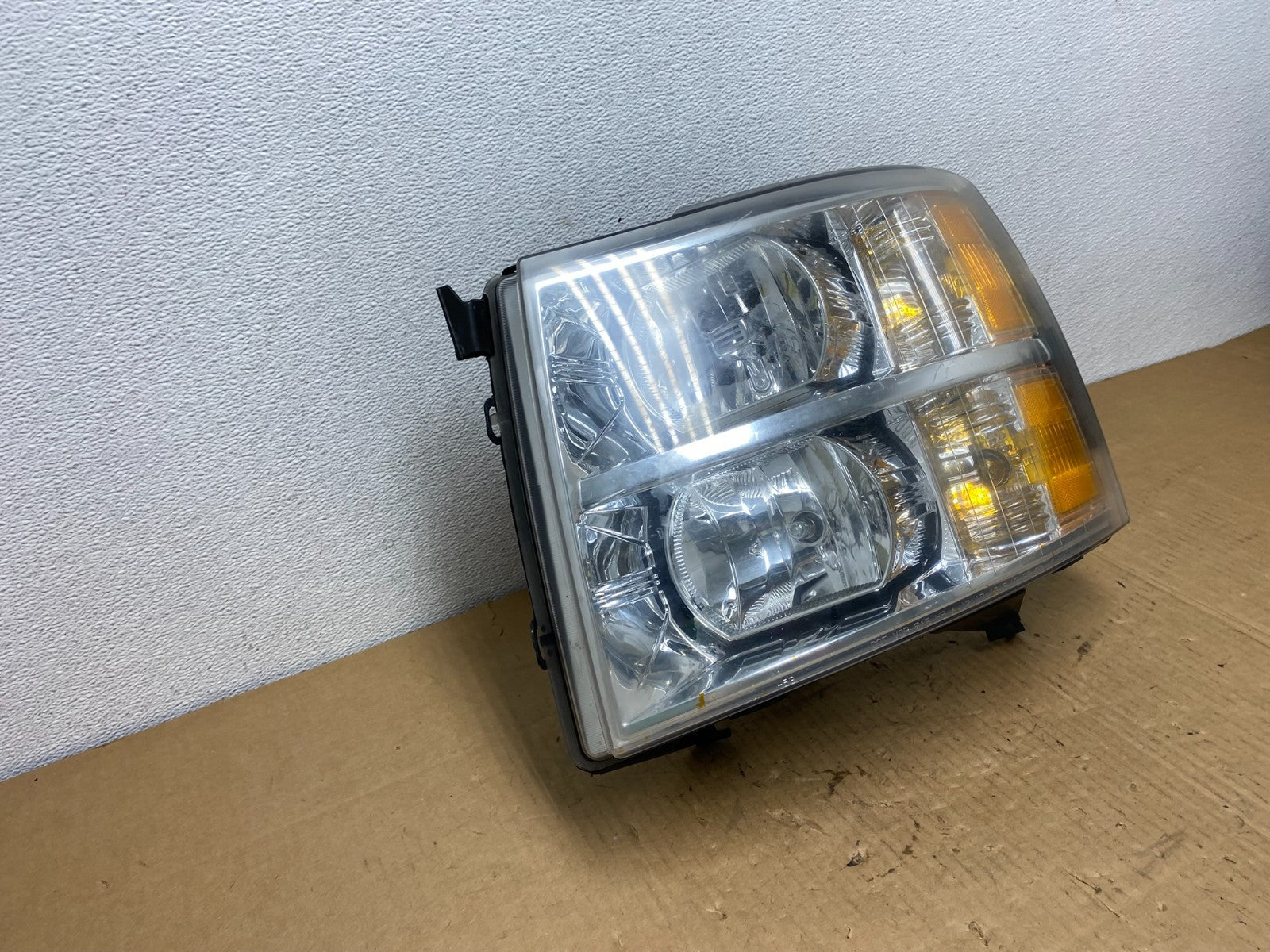 2007 to 2014 Chevrolet Silverado Left Driver Lh Side Headlight AC7641 DW2
