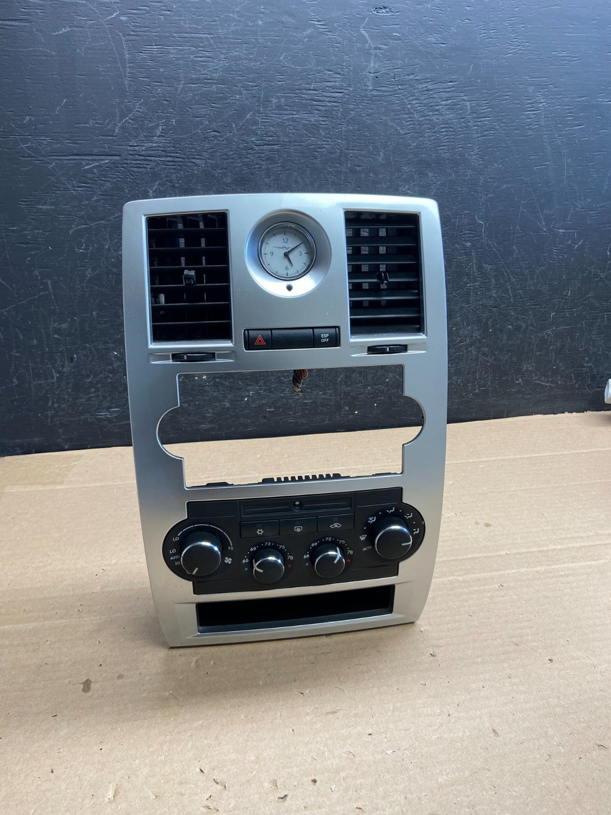 2008 to 2010 Chrysler 300 Dash Heater A/C Climate Control Radio Panel AG5137 DG0