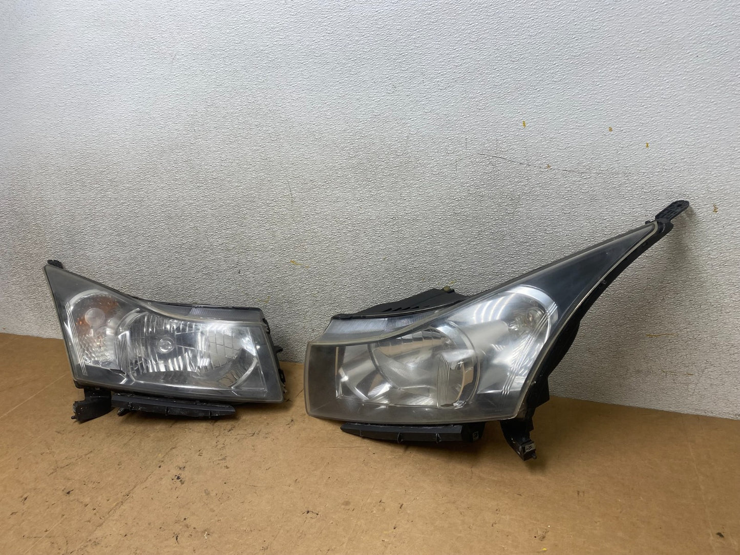 2011 to 2015 Chevrolet Cruze Halogen Left+Right Set Headlights X5610 DW1