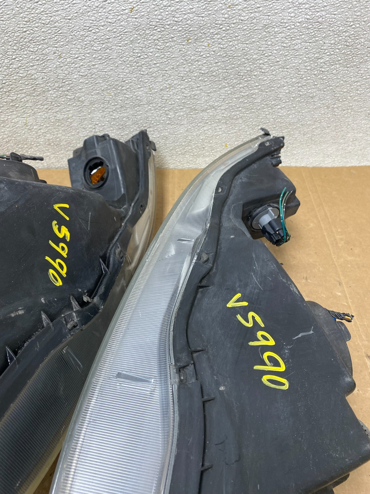 2002 to 2003 Mitsubishi Galant Left+Right Side Headlights V5990 DW13