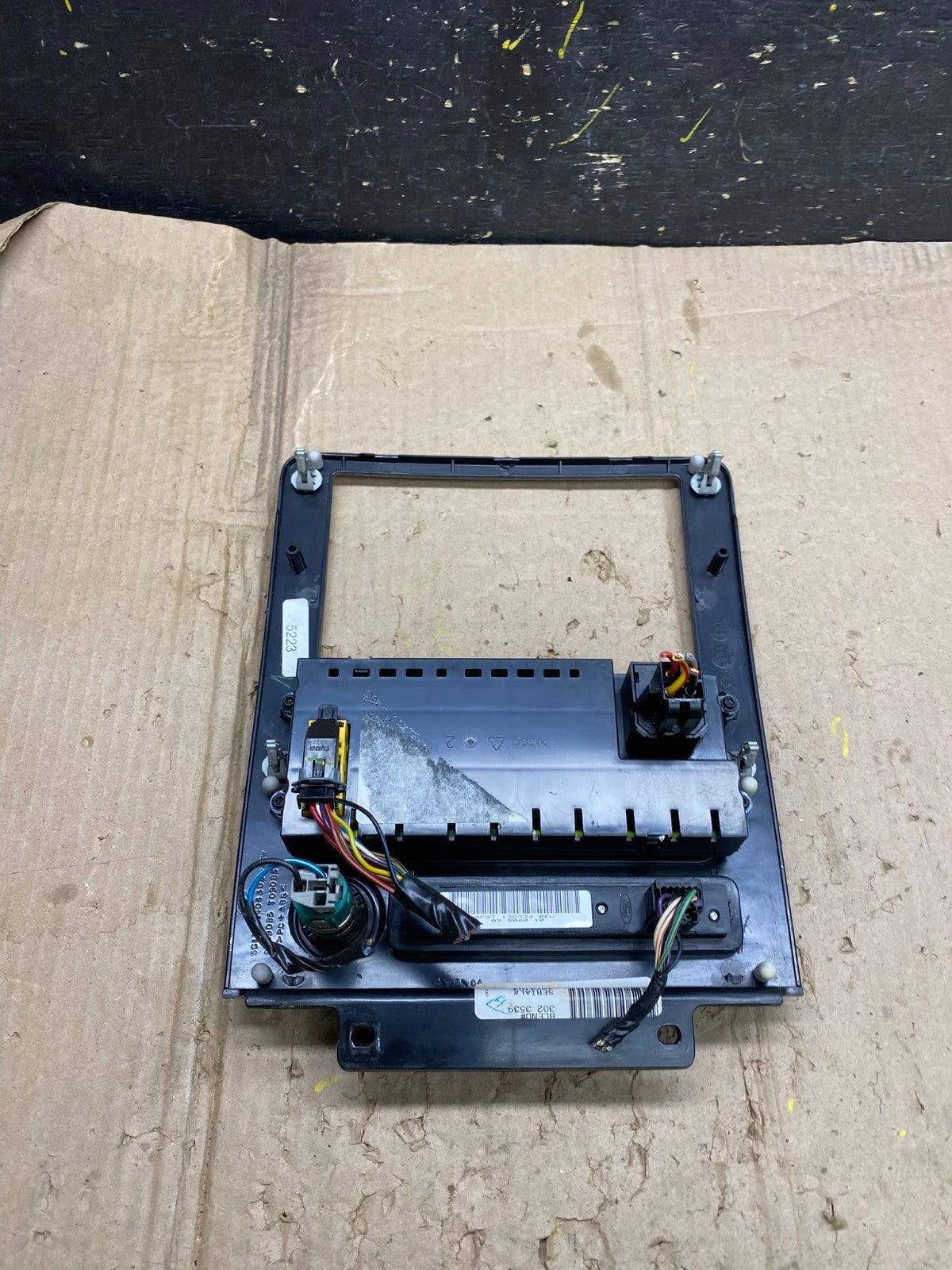2005 to 2007 Ford Five Hundred Radio Climate Dash Bezel Surround X6169 DG3