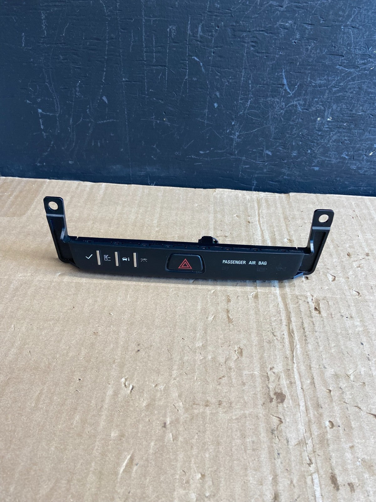 2013 - 2017 Buick Enclave Center Dash Hazard Waring Multi Switch AE1932 DG0