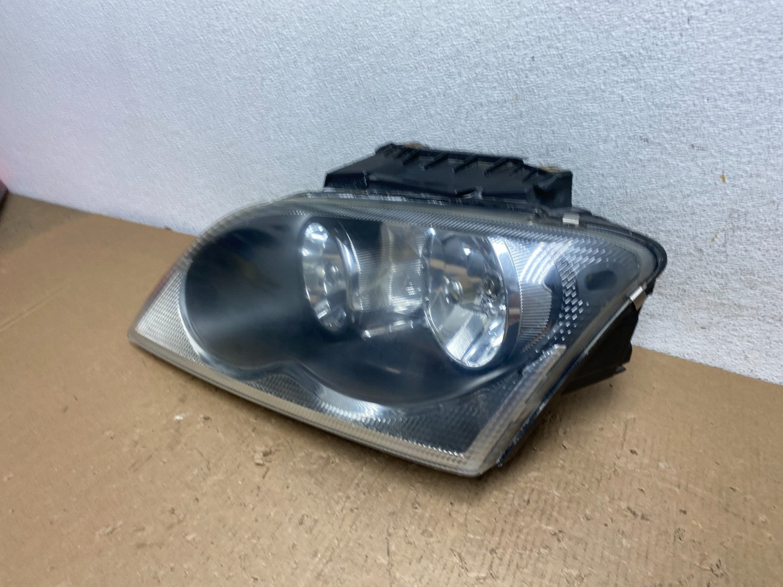 2004 to 2006 Chrysler Pacifica Headlight Left Driver LH Halogen AD8808 DW1