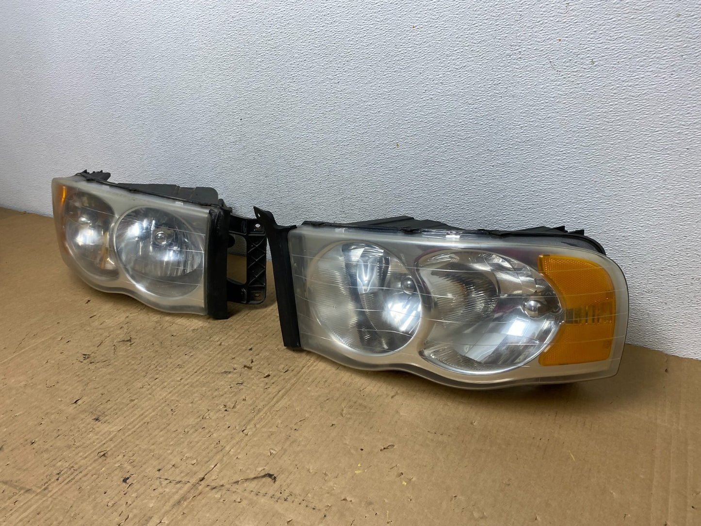 2002 to 2005 Dodge Ram Left+Right Side Headlights AC8160 DW1