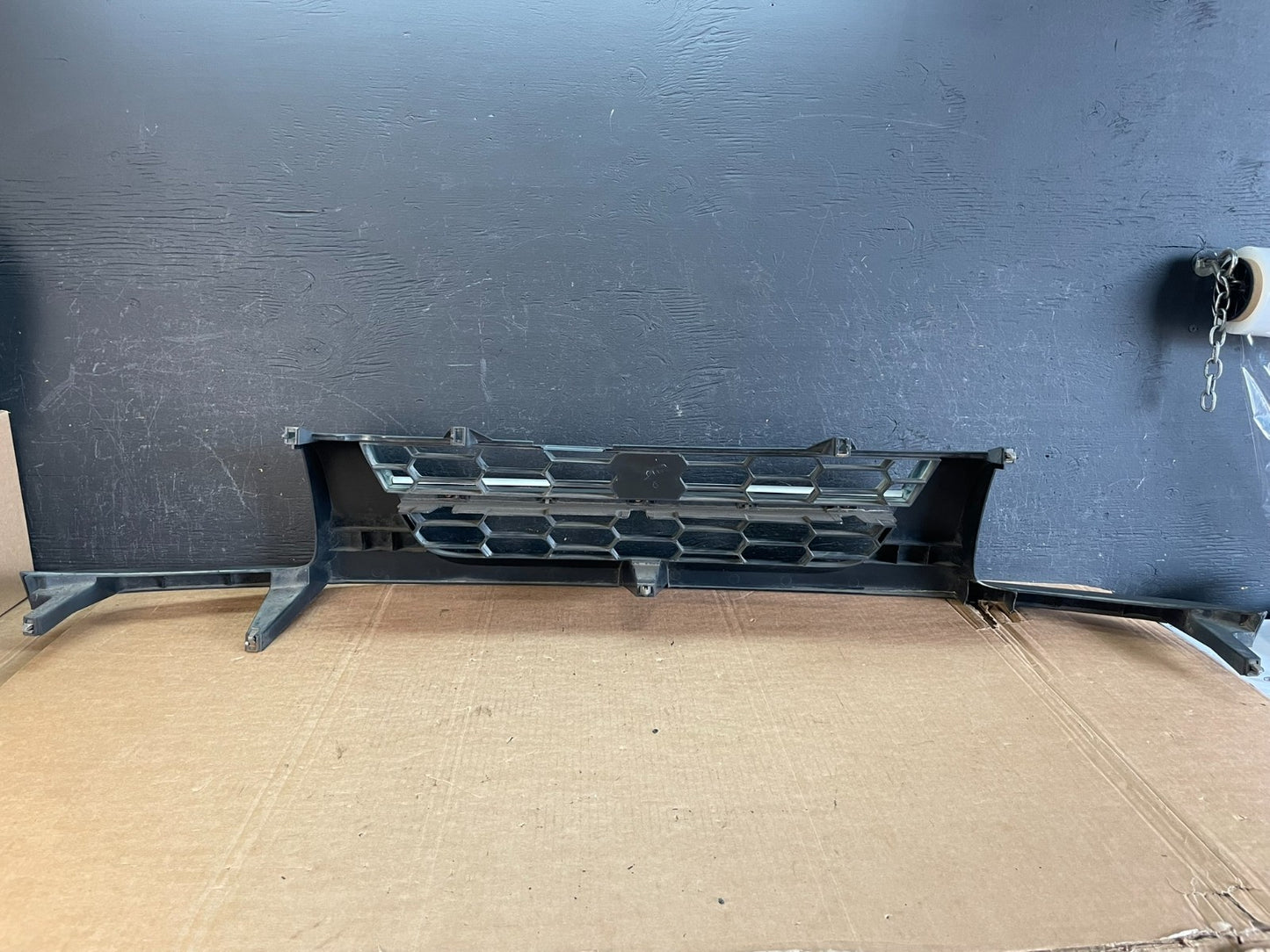 2002 to 2004 Nissan Xterra Front Upper Grill Grille AE8401 DG3