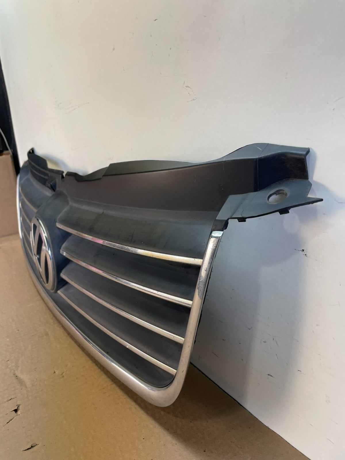 2001 to 2005 Volkswagen Passat Front Upper Grill Grille AH6528 DG1