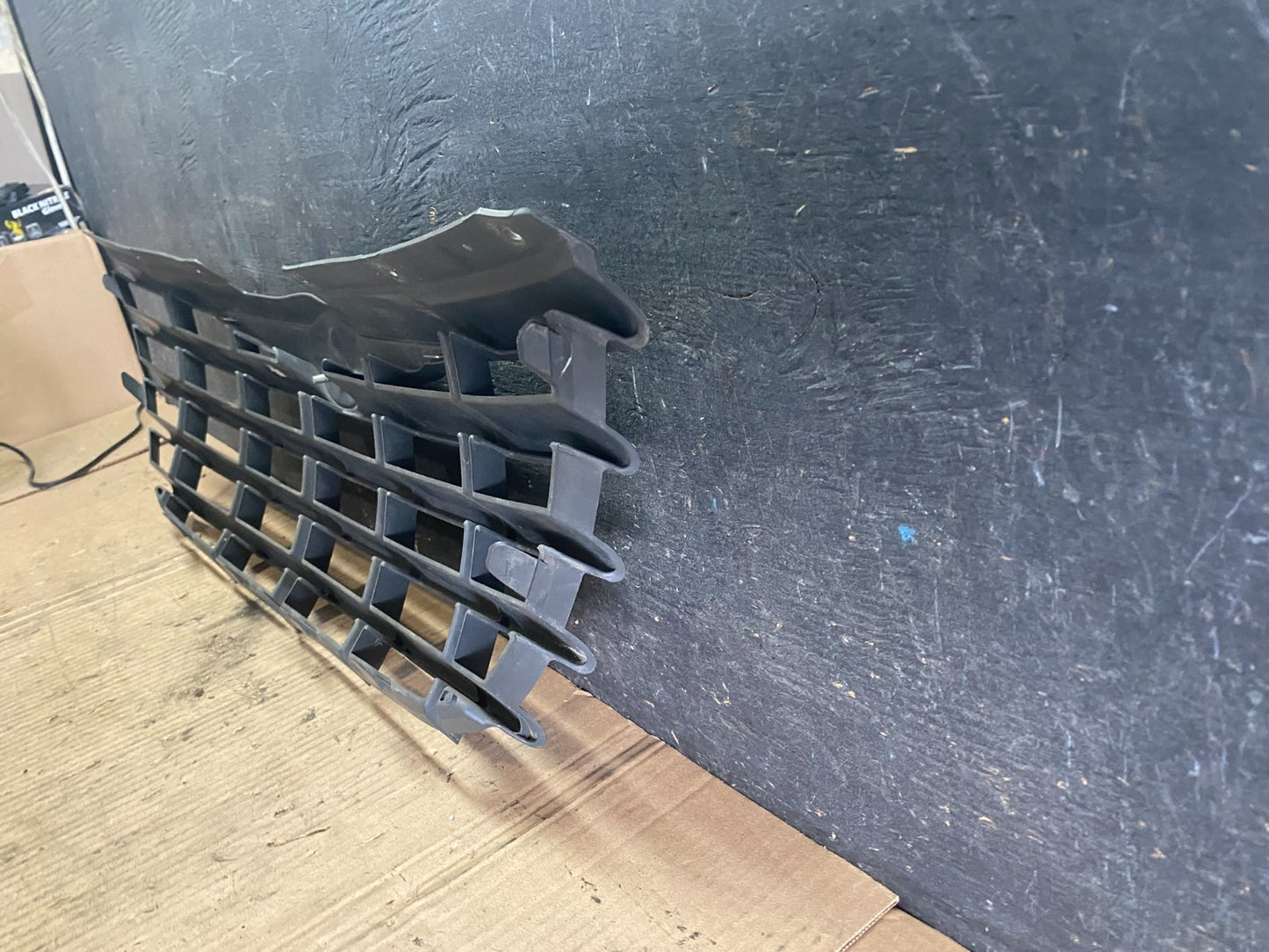 2005 to 2006 Chrysler Town & Country Front Upper Grill Grille Oem P8585 DG5