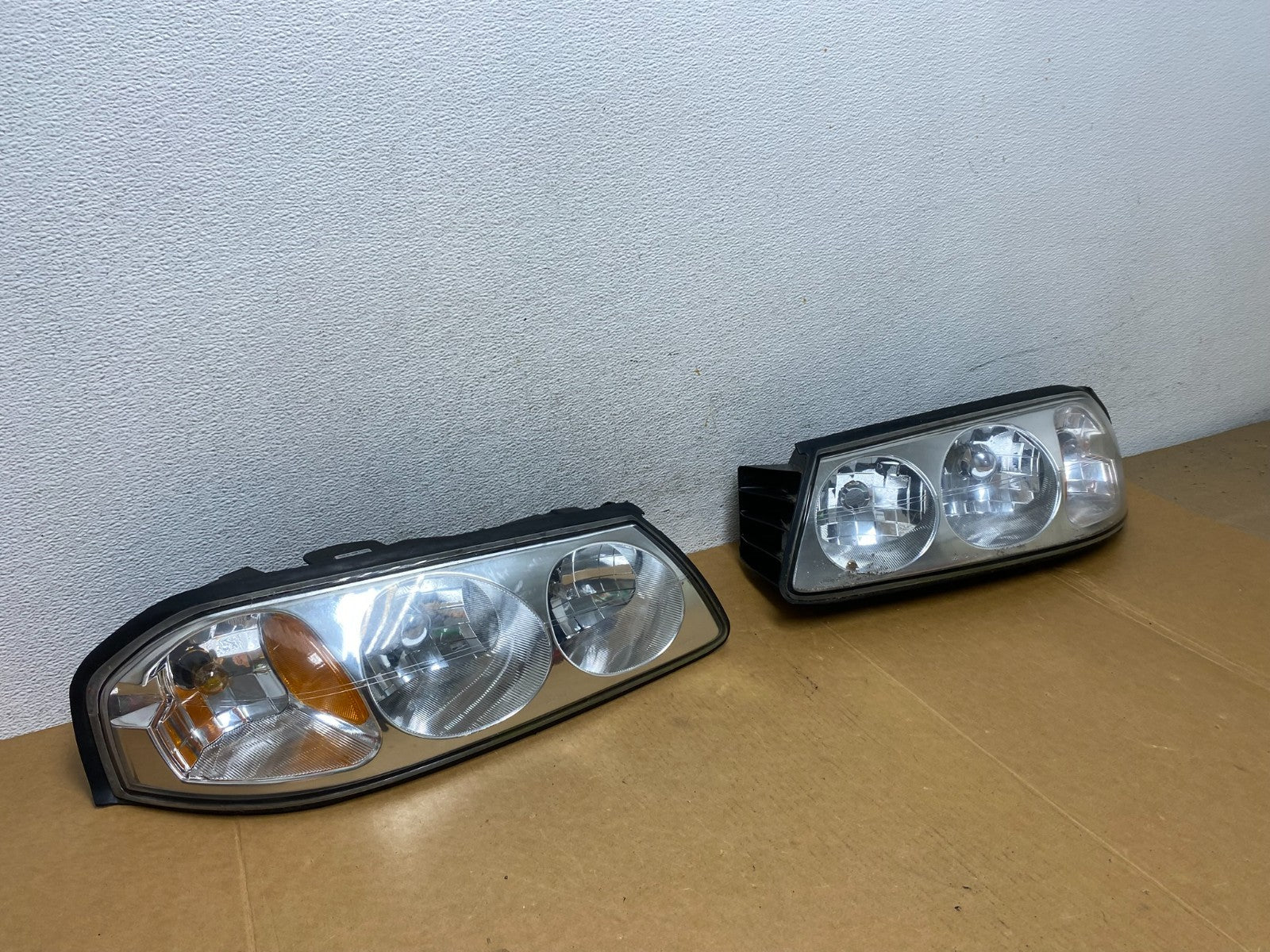 2000-2005 Chevrolet Impala Left+Right Set Headlights Halogen AD8949 DW2