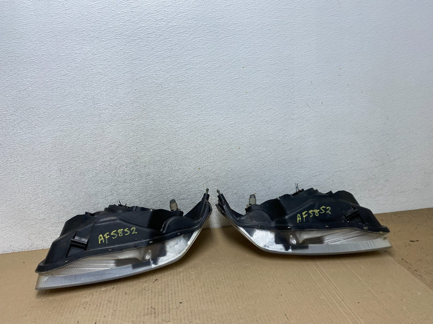 2000 to 2001 Nissan Maxima Left + Right Set Halogen Headlights AF5852 DW6