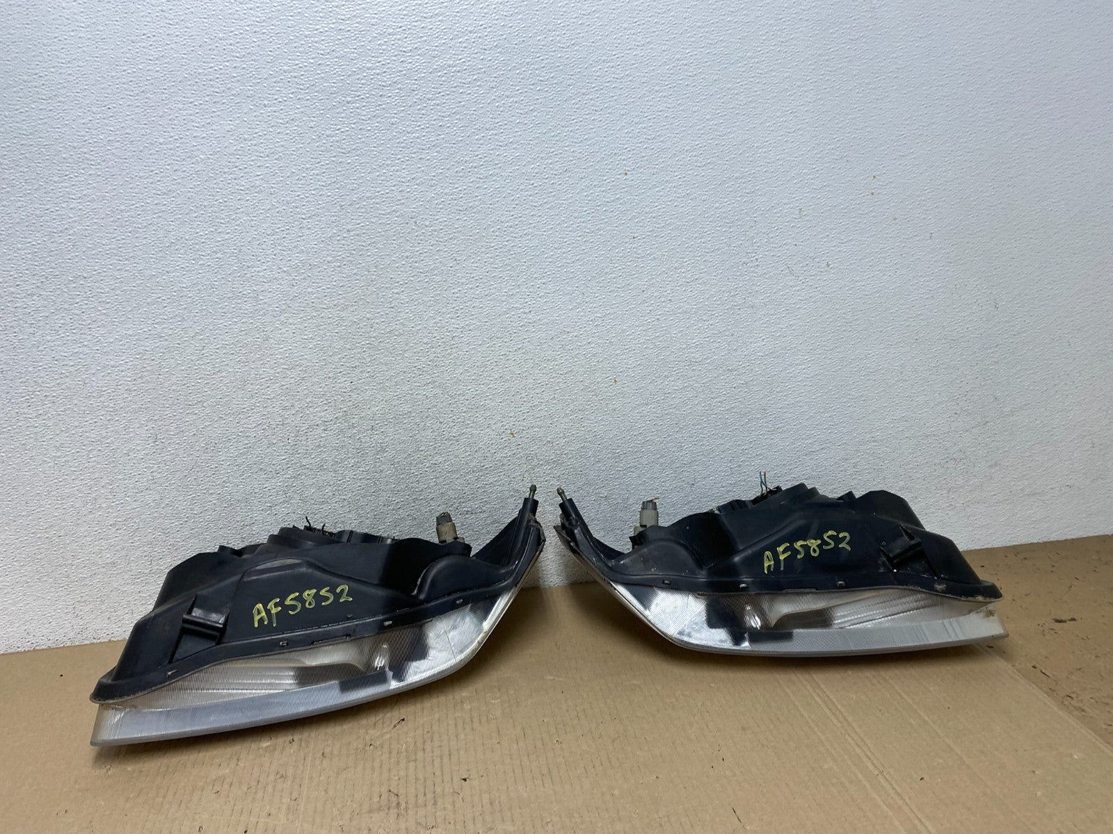 2000 to 2001 Nissan Maxima Left + Right Set Halogen Headlights AF5852 DW6