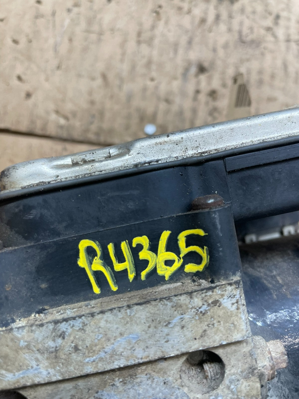 2004-2006 Chevrolet Express ABS Pump Control OEM 13567115 Module R4365 DG7
