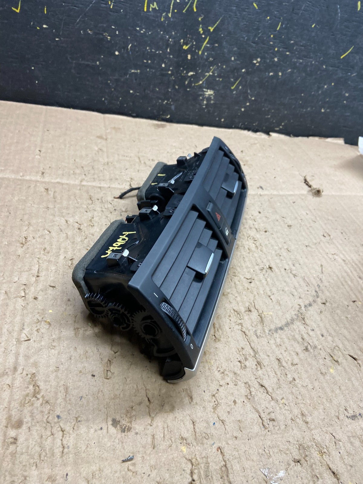 2007 to 2013 BMW X5 X6 Center Console Dash Air Vent OEM Y7904 DG1