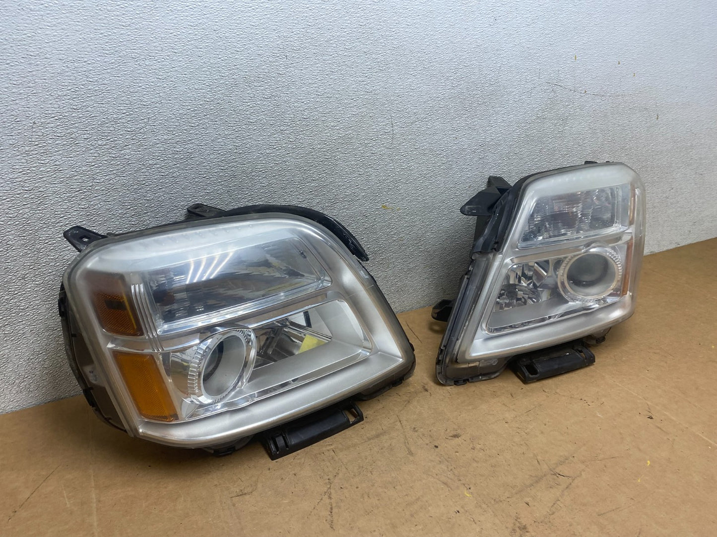 2010 to 2015 GMC Terrain Halogen Left+Right Side Headlights X4747 DW2