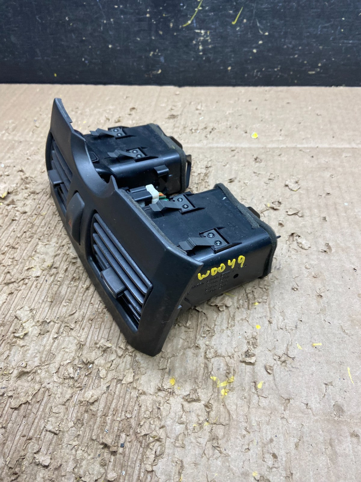 2000 2001 Infiniti I30 Center Dashboard Air Vent OEM W0049 DG2