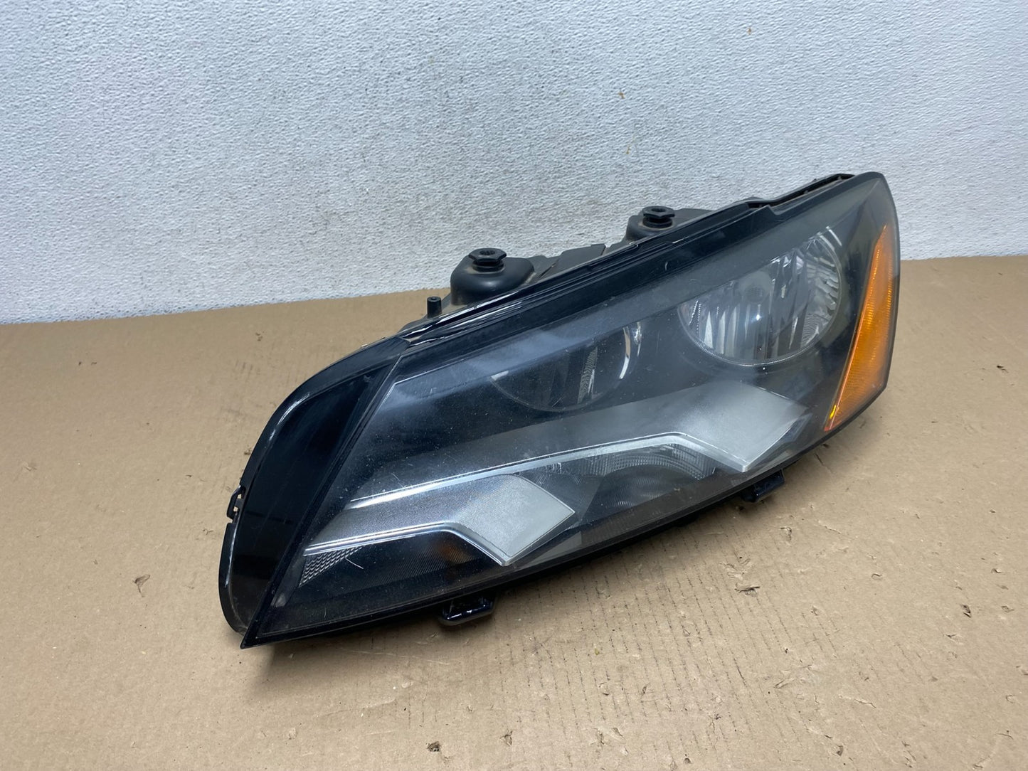 2012-2015 Volkswagen Passat Left Driver LH Side Halogen Headlight AF3190 DW2