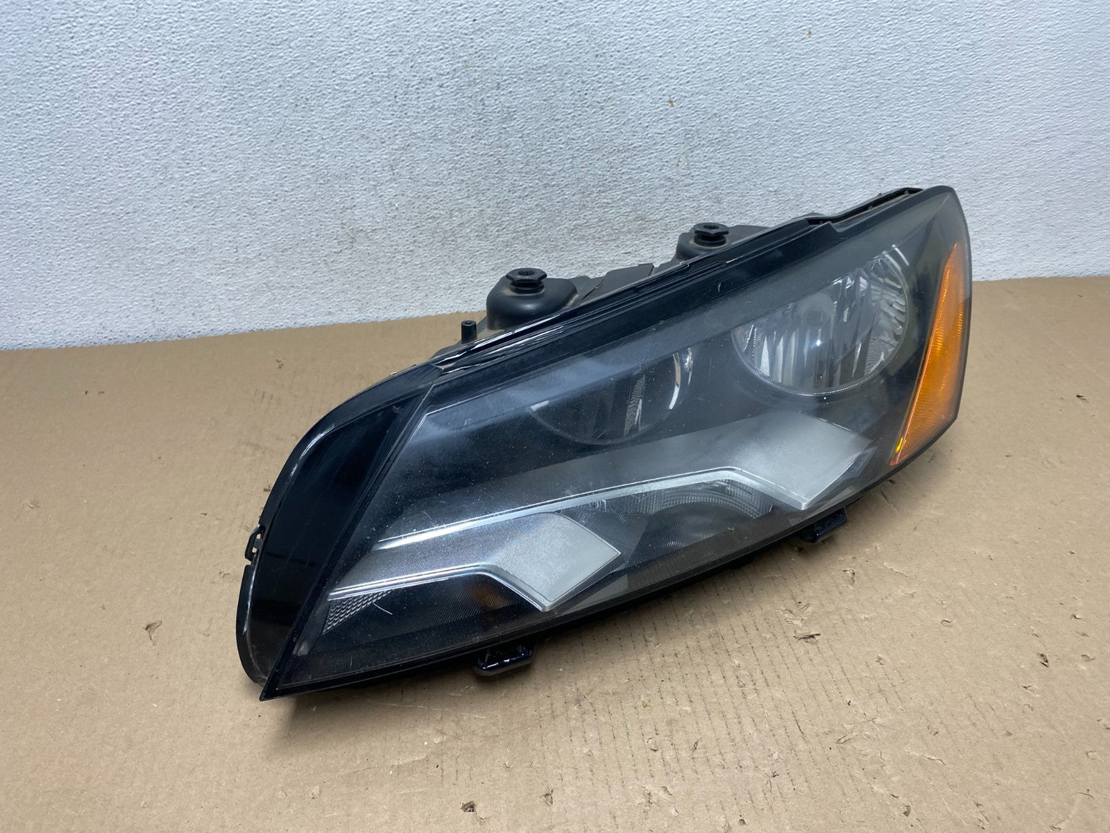 2012-2015 Volkswagen Passat Left Driver LH Side Halogen Headlight AF3190 DW2