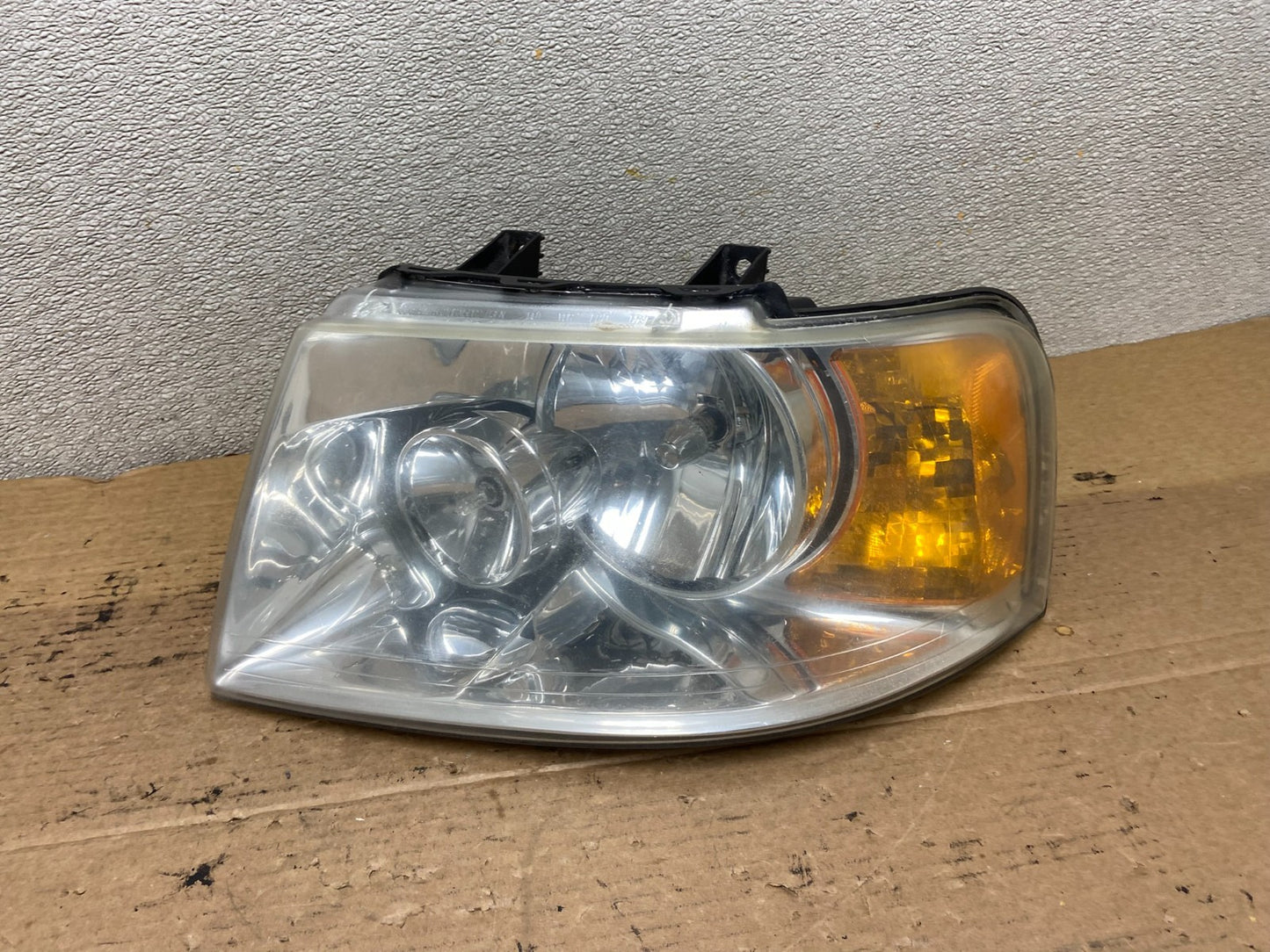2003 - 2006 Ford Expedition Left Driver LH Side Headlight Halogen Oem AB5343 DW0