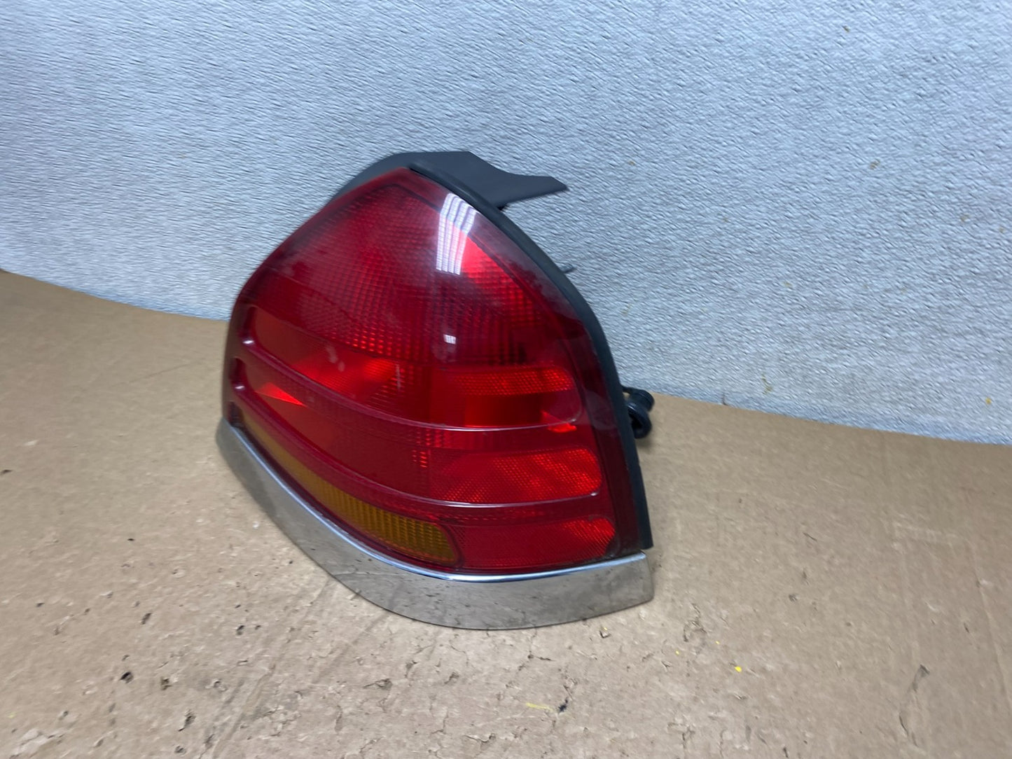1998-2003 Ford Crown Victoria Right Passenger Rh Side Tail Light Oem V0292 DW1