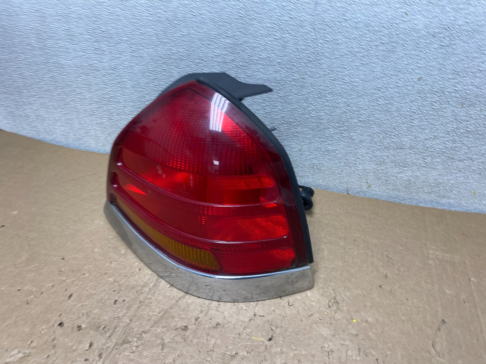 1998-2003 Ford Crown Victoria Right Passenger Rh Side Tail Light Oem V0292 DW1