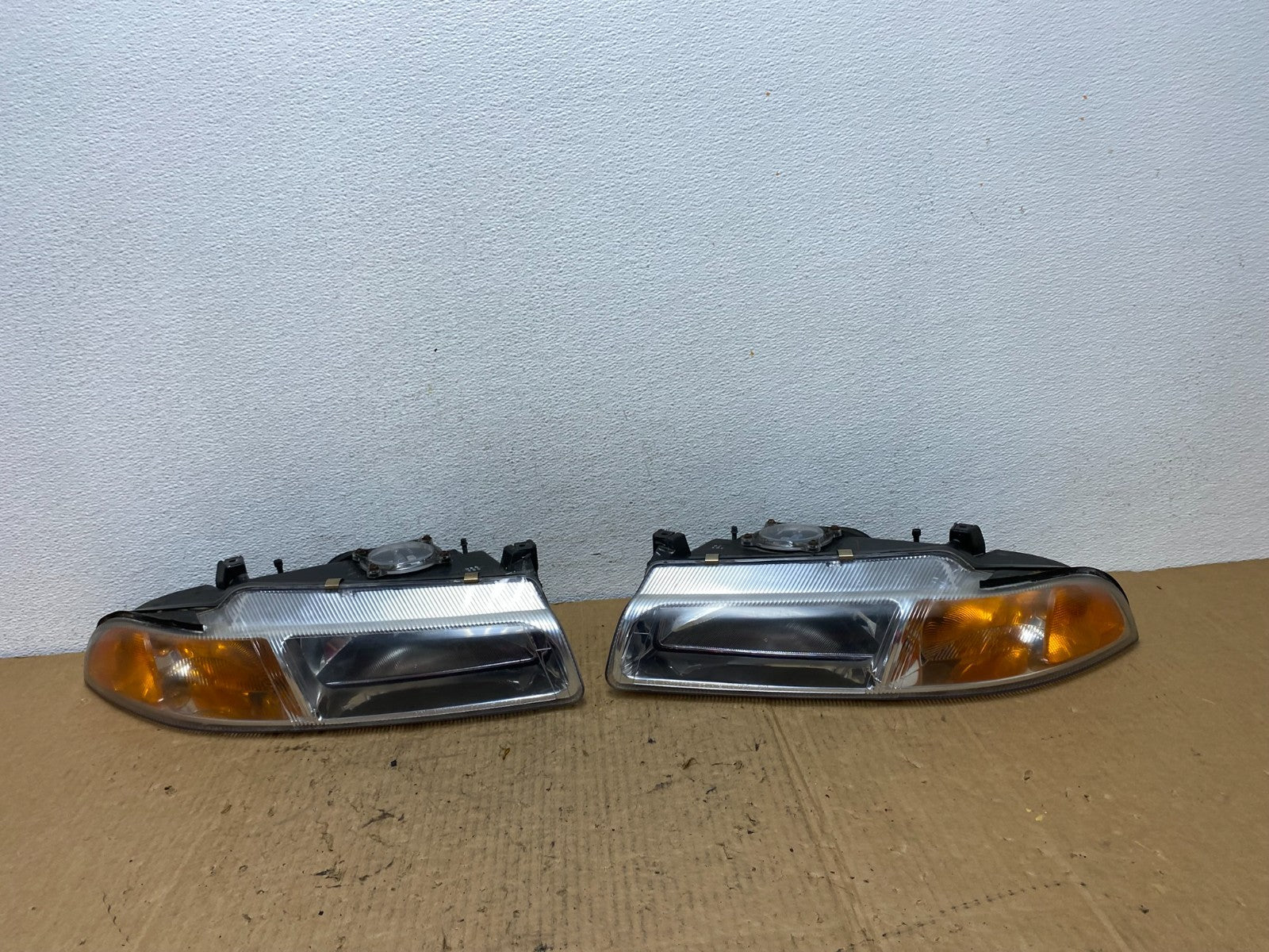 1995 to 2000 Dodge Stratus Left+Right Halogen Headlights AC8119 DW0