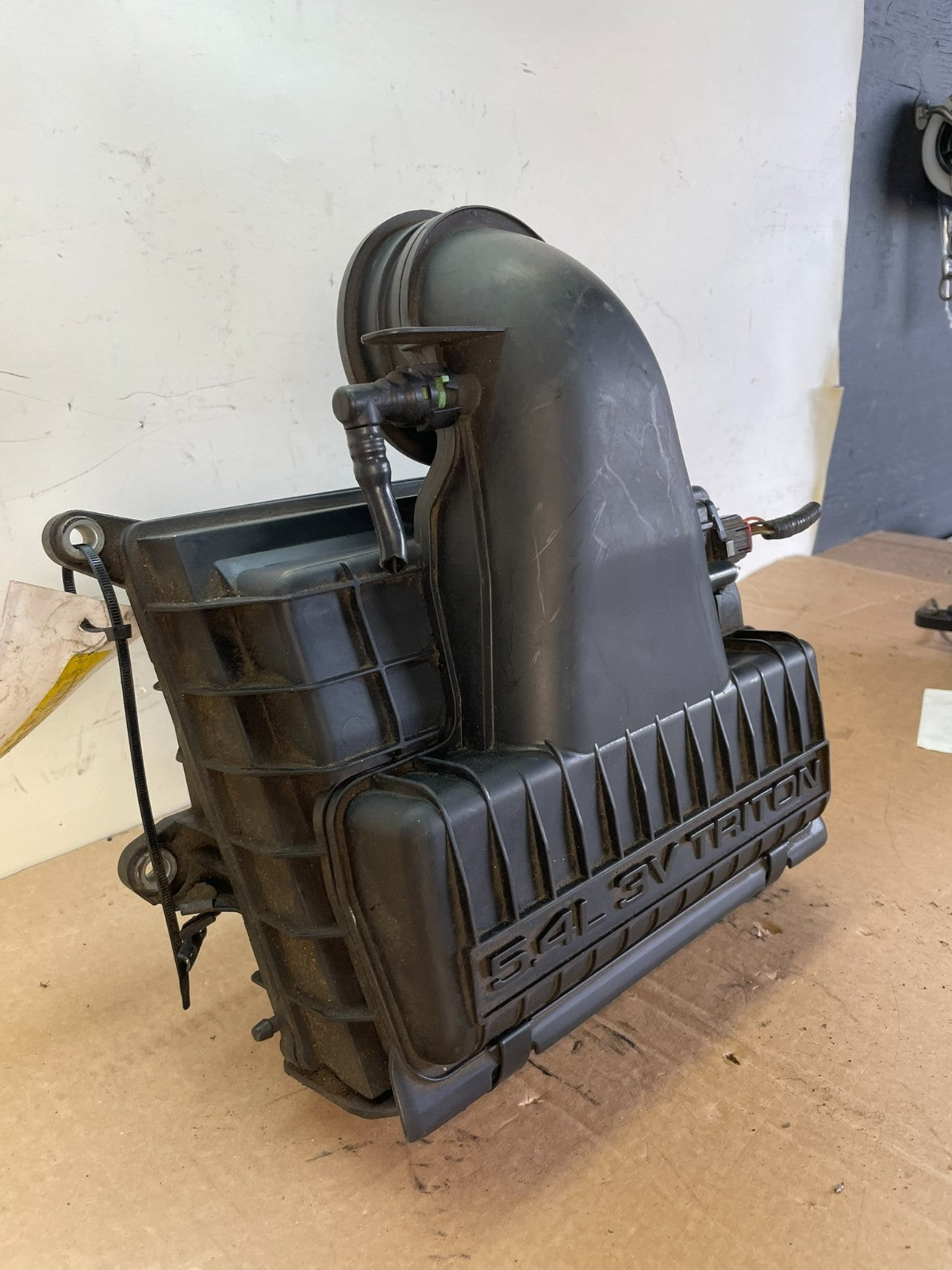 2004-2008 Ford F150 5.4L 3V Engine Air Intake Cleaner Filter Box AG76132