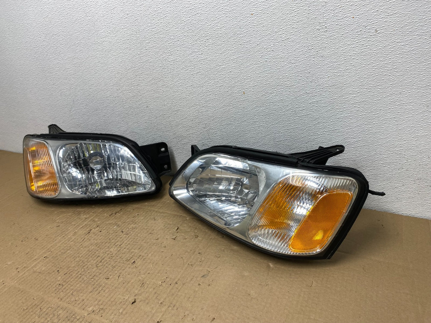 2000 to 2004 Subaru Legacy Left+Right Set Headlights Aftermarket AC3914 DG1