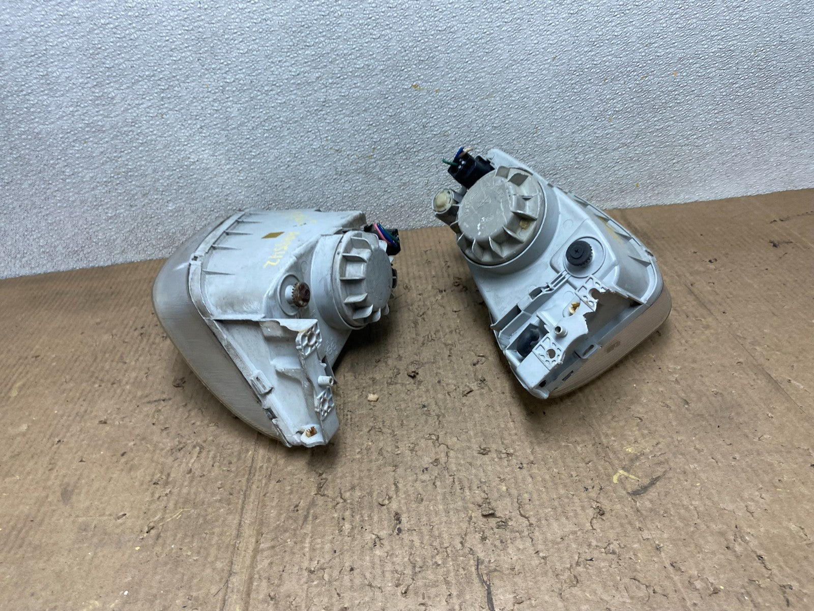 1999 2000 Hyundai Elantra Left+Right Side Set Halogen Headlights AA8542 DG8