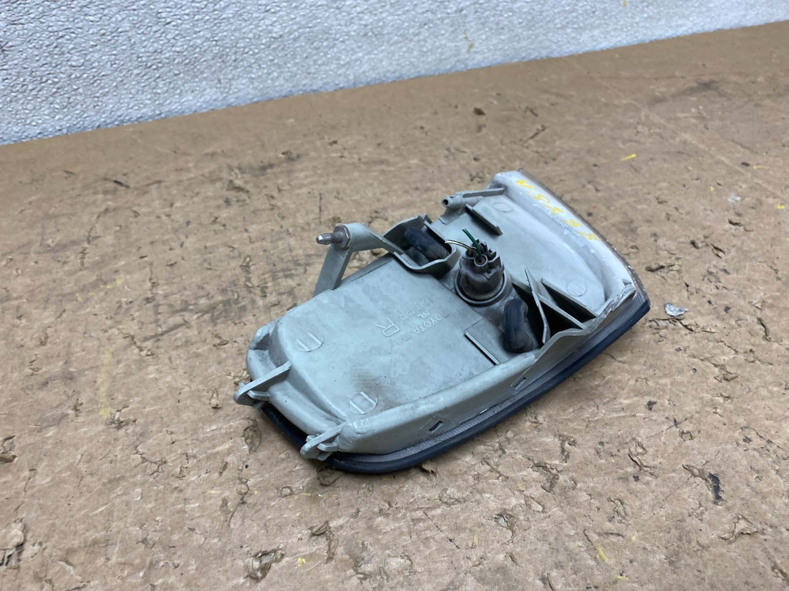 1992 to 1994 Toyota Camry Right Passenger RH Side Turn Signal V8288 DW5