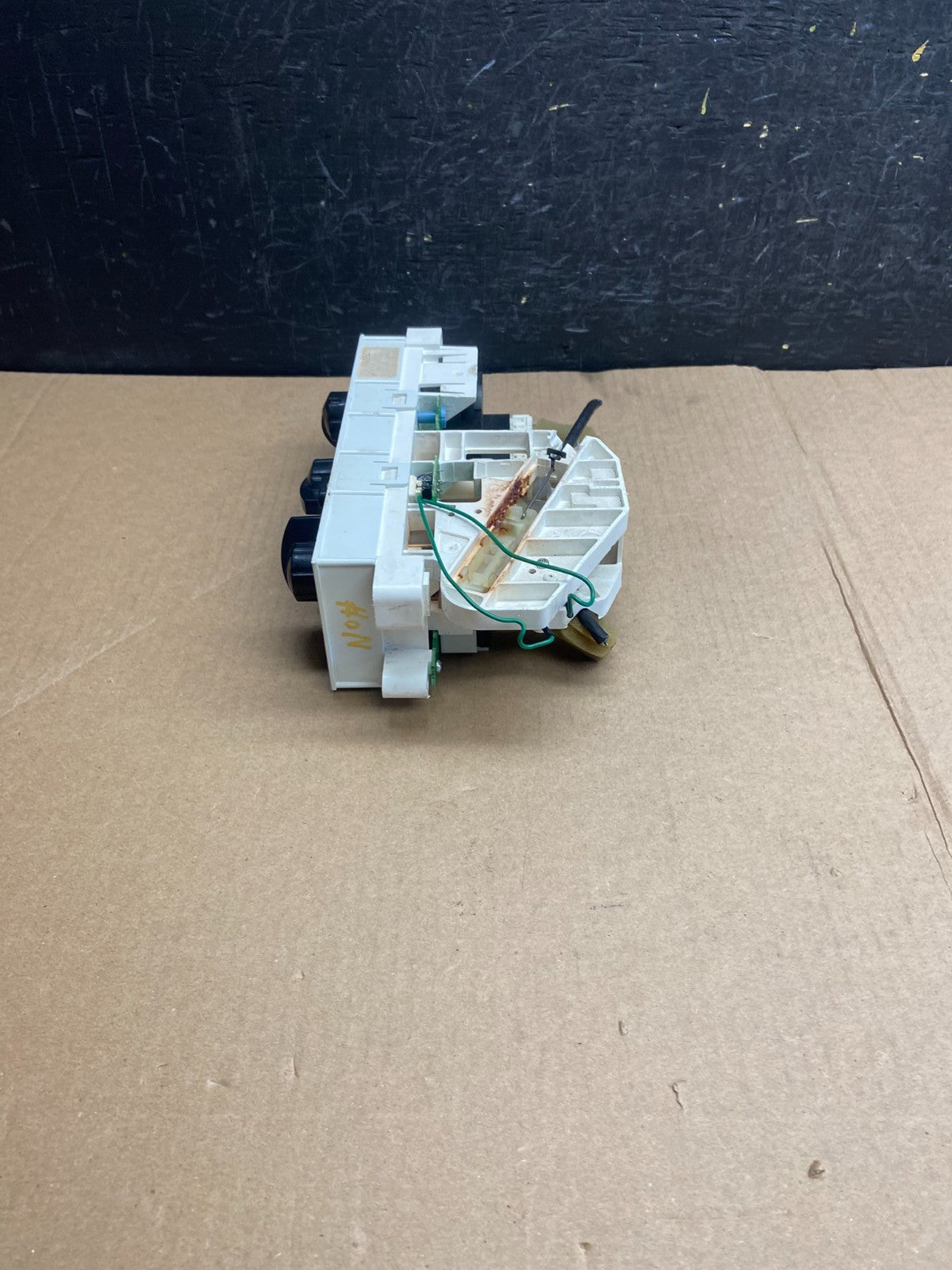 2001-2004 Nissan Xterra Heater A/C Climate Temperature Control AE43552