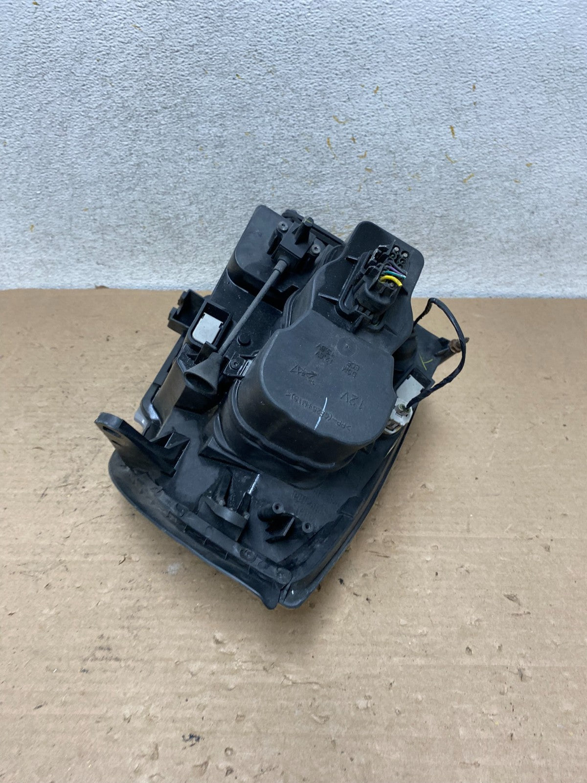 2004 to 2009 Cadillac SRX Left Driver Side Halogen Headlight AI0996 DW9