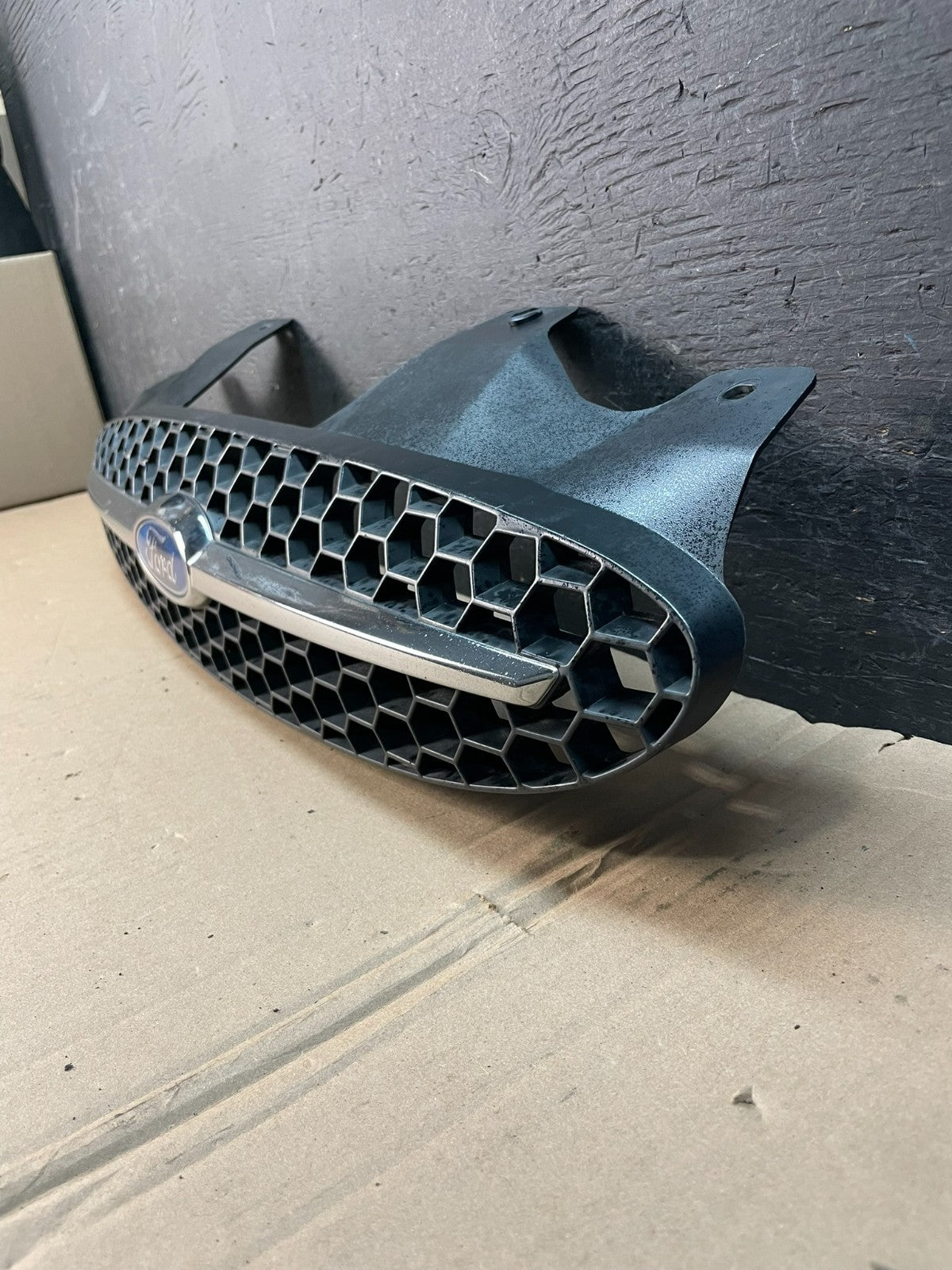 2000 to 2003 Ford Taurus Front Upper Grill Grille ad8368 DG1