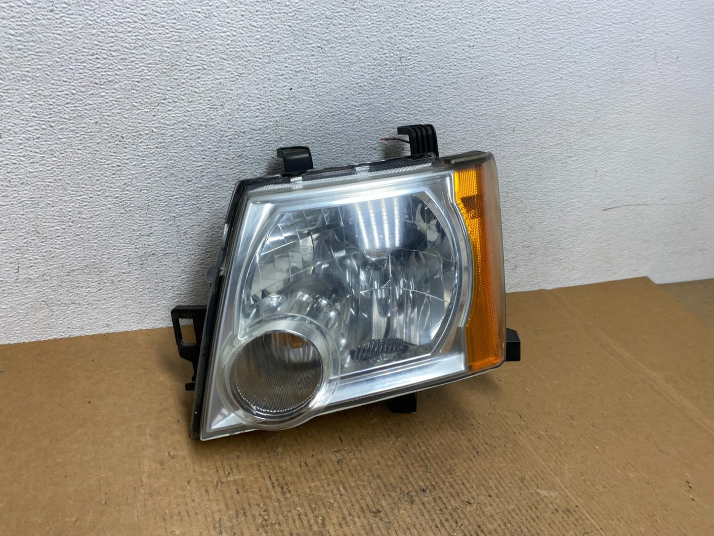 2005 - 2015 Nissan Xterra Driver Left LH Side Headlight AE1220 DW2